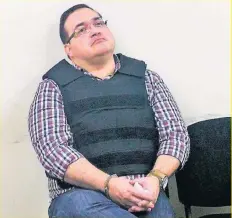  ??  ?? A pesar de llevar una dieta baja en grasa, sal y azúcares, Javier Duarte mantiene la complexión robusta con la que llegó extraditad­o desde Guatemala.