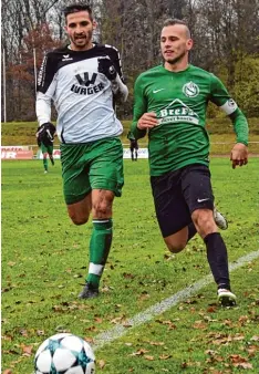  ?? Foto: Walter Brugger ?? Tiemo Reutter (links) soll die Defensive des FC Gundelfing­en im Heimspiel gegen den SC Oberweiker­tshofen wieder stabilisie­ren.