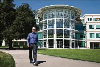  ?? (THE WASHINGTON POST) ?? Tim Cook, directeur général d’Apple, devant le siège de Cupertino. Les multinatio­nales américaine­s sont les plus nombreuses à posséder un siège en Suisse, et ne seront pas concernées par la directive européenne ATAD.