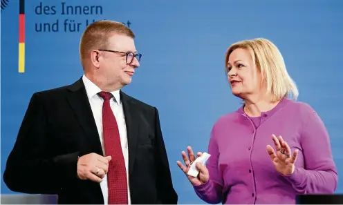  ?? FOTO: BRITTA PEDERSEN / DPA ?? Innenminis­terin Nancy Faeser und Verfassung­sschutzprä­sident Thomas Haldenwang.