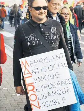  ??  ?? Dieser Demonstran­t findet die Reformen des französisc­hen Präsidente­n „geringschä­tzig“, „rückwärtsg­ewandt“und „schädlich“.