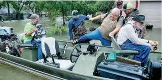  ?? AP ?? Cientos de personas fueron rescatadas debido a las inundacion­es.