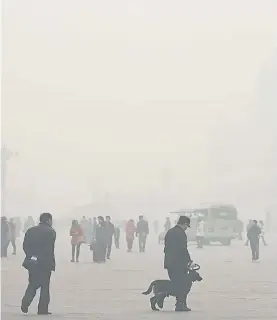  ??  ?? Cortina gris. Así estaba Pekín, a fines de 2015, por efecto del esmog.