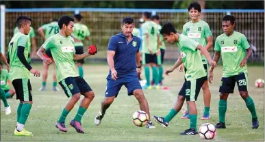  ?? ANGGER BONDAN/JAWA POS ?? SERU: Pelatih Persebaya Angel Alfredo Vera (tengah) membaur dengan pemain saat berlatih di Stadion Gelora Samudra, Badung, kemarin.