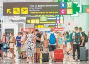  ?? EFE ?? Tránsito de viajeros en el aeropuerto de Palma, el pasado agosto