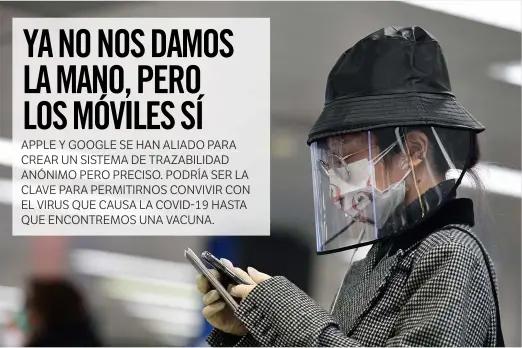  ??  ?? UN MUNDO ASÉPTICO. Una pasajera provista de mascarilla y protector de plástico consulta su móvil en el aeropuerto de Milán-Linate. La foto fue tomada en marzo, en pleno pico de COVID-19 en Italia. Las apps pueden convertirs­e en una buena herramient­a para atajar los brotes del coronaviru­s SARS-CoV-2.