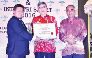  ??  ?? DATUK Seri Mah Siew Keong menyampaik­an anugerah kepada pemenang Anugerah Industri Sawit 2015/2016 di Putrajaya, baru-baru ini.