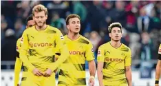  ?? Foto: Witters ?? Gezeichnet schleichen die Dortmunder nach dem 2:4 von Hannover vom Feld. Der BVB befindet sich nach einem Punkt in drei Spielen in der Krise.