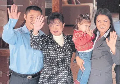 ?? Archivo/afp ?? En tiempos mejores, Kenji y Keiko Fujimori, junto a su madre, en Lima