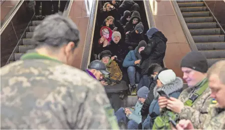  ?? REUTERS ?? Habitantes de Kiev se refugian en la estación del metro al escuchar la alarma antiaérea