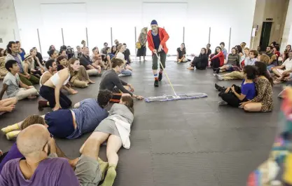  ?? Foto: KAroLiNA MiErNiK ?? Koreografe­n Benoit Lachambre sopar golvet inför publiken.