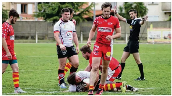  ??  ?? La saison des rugbymen revélois s’est terminée dimanche 30 avril, après une nette défaite concédée sur la pelouse de l’Étoile sportive catalane.