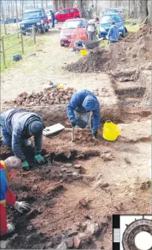  ??  ?? The archaeolog­y team at work on the site of the Roman villa in Teston; inset, finds from the dig
