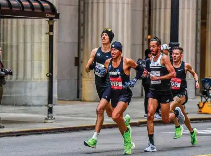  ?? CORTESÍA ÁLVARO SANABRIA ?? Álvaro Sanabria (último a la derecha), de 29 años, es hoy el maratonist­a de origen costarrice­nse activo con mejor tiempo, el cual logró el domingo en las calles de Chicago.