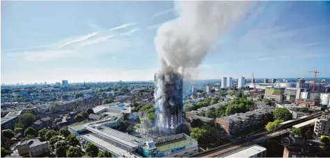  ?? Foto: Leo Neal, dpa ?? Ein Bild des Schreckens: Rauch und immer mehr Rauch dringt aus einem Hochhaus in London. Die Katastroph­e hat vielen Menschen das Leben gekostet.