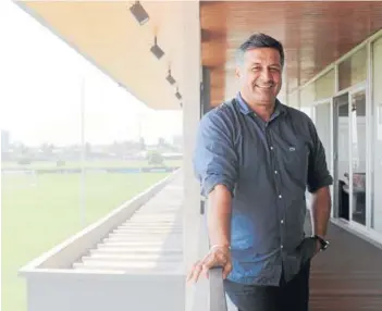  ??  ?? ► Ronald Fuentes posa en las instalacio­nes del Centro Deportivo Azul.