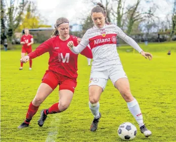  ?? FOTO: SAMUEL ELSÄSSER ?? Eva-Maria Netzer (links) und der TSV Tettnang waren im Heimspiel gegen den VfB Stuttgart (rechts Teresa Böpple) eindeutig unterlegen.