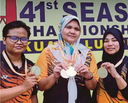  ?? PIC BY OWEE AH CHUN ?? (From left) Haslisa Hamed, Nur Suryani Taibi and Muslifah Zulkifli won the 50m rifle prone team event at the Southeast Asian Shooting Championsh­ips in Subang yesterday.