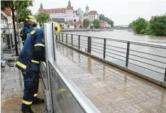  ?? Foto: Bernhard Mahler ?? Eine mobile Staumauer ist Teil des Hochwasser­schutzes, der in regelmäßig­en Abstän den geprobt werden muss, damit alle Handgriffe sitzen.