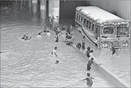  ??  ?? Comunidade­s enteras han quedado aisladas por las lluvias torrencial­es de “la peor estación monzónica en más de una década”, de acuerdo con organismos internacio­nales de ayuda. La imagen, ayer en Karachi, Pakistán ■ Foto Ap