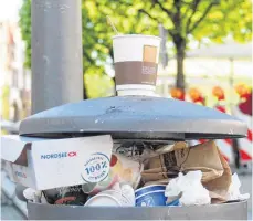  ?? FOTO: JASMIN BÜHLER ?? Leider macht nicht jeder Besucher der Ravensburg­er Altstadt von den Abfalleime­rn Gebrauch.