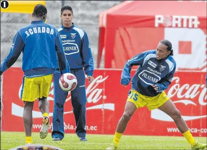  ?? Fotos: Archivo / EXTRA ?? 1 El Flaco (i) actuó en cuatro partidos con la selección ecuatorian­a.
2. José Aguirre estuvo en Emelec durante 10 temporadas, entre el 2000 y 2009. 3. Aguirre jugando el Clásico del Astillero.