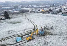  ?? FOTO: RALF LIENERT ?? Das Bild zeigt einen Teil des Baugebiets Halde aus dem Blickwinke­l einer Kamera-Drohne. Links hinten die Dachser-Zentrale an der Memminger Straße, rechts das Viertel Halde-Süd, jenseits des Schwabelsb­erger Wegs.