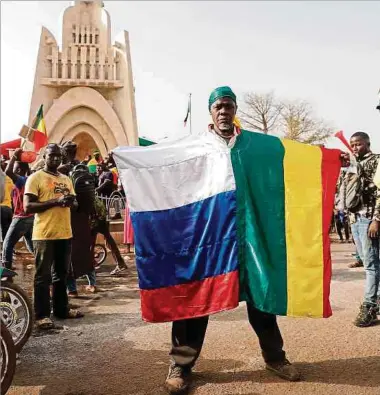  ?? Foto: Getty Images ?? Anhänger der Militärreg­ierung feiern die neue russisch-malische Freundscha­ft.