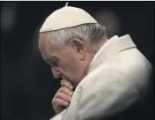  ?? (Photo AFP) ?? Le pape François pendant le chemin de croix vendredi soir à Rome.