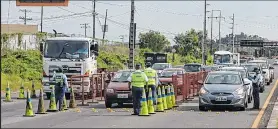  ??  ?? Al ingresar a Pascuales, los lugareños se encuentran con un estricto control, porque Guayaquil se mantiene en semáforo rojo.