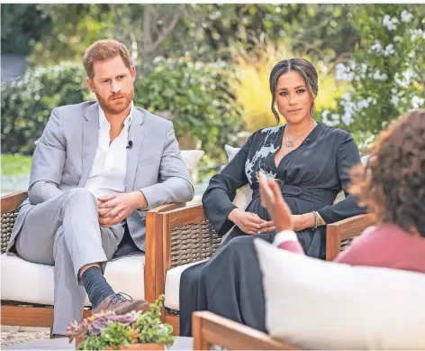  ?? FOTO: JOE PUGLIESE/AP ?? Prinz Harry und Herzogin Meghan im Gespräch mit Moderatori­n Oprah Winfrey.