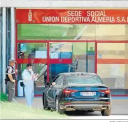  ?? RAFA GONZÁLEZ ?? Pruebas rápidas ayer en la puerta de acceso a las instalacio­nes del Almería.