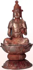  ?? ?? A Tang Dynasty figurine is sculptured with Bodhisattv­a sitting on the lotus.