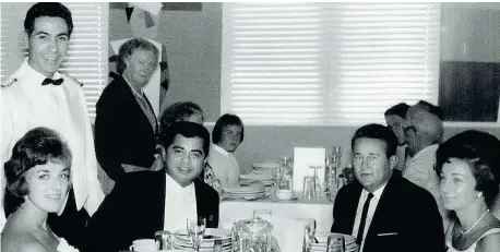  ?? ?? Genitori Carlo Albanese con la divisa da cameriere sulla nave da crociera dove conobbe Maryanne Ellery (nell’angolo a destra), sulla rotta Australia-Europa nel 1962