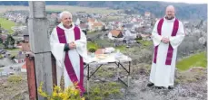  ?? FOTO: HELMUT STROPPEL ?? Pfarrer Michael Dulik (links) und Vikar Klaus Käfer gehen momentan für die Gläubigen ungewöhnli­che Wege.