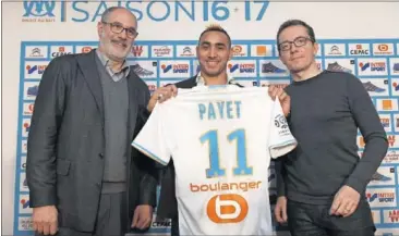  ??  ?? REFUERZOS. Zubizarret­a posa junto a Payet y al presidente Jacques-Henri Eyraud.