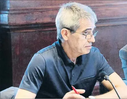  ?? BERNAT VILARÓ / ACN ?? Antoni Bayona en una reunión de la Mesa del Parlament de Catalunya