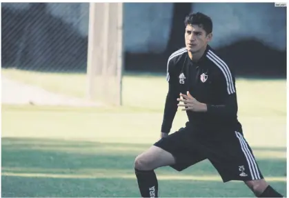  ??  ?? DÍAS DE AUSENCIAS. Edson Rivera durante el entrenamie­nto de ayer en la Madriguera, donde es notoria la falta de jugadores del primer equipo.