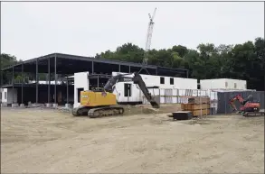  ?? H John Voorhees III / Hearst Connecticu­t Media file photo ?? Constructi­on on Candlewood Lake Elementary School in Brookfield on Aug. 4.