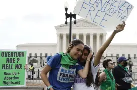  ?? FOTO: LEHTIKUVA ?? USA:s högsta domstol har rivit upp domen Roe mot Wade. Att ett femtio år gammalt tillägg till konstituti­onen nu raderades leder naturligt till frågan om vad som följer härnäst.