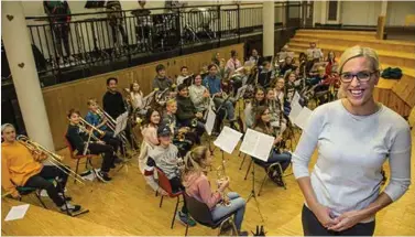  ?? FOTO: TORMOD FLEM VEGGE ?? Kine Aasen er dirigent for hovedkorps­et til Vågsbygd skolemusik­korps. Her er hun og musikanten­e hennes i full gang med øvelse.