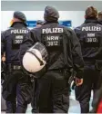  ?? Foto: dpa ?? Polizisten sperrten den Duisburger Hauptbahnh­of.