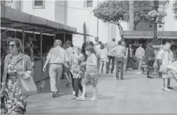  ?? MARI LUZ LOZANO ?? Gente en la Plaza Alta de Algeciras.