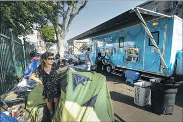  ?? Irfan Khan Los Angeles Times ?? THE NONPROFIT Lava Mae has operated several shower trailers around the county, including this one outside Gladys Park in Los Angeles last year. The county may place some mobile showers at Metro stations.