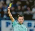  ?? Foto: Jan Woitas, dpa ?? Eine Gelbe Karte ist beim Fußball eine Verwarnung.