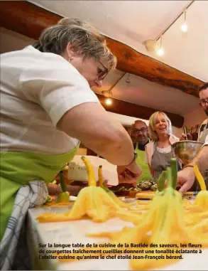  ??  ?? Sur la longue table de la cuisine de la Bastide des saveurs, les fleurs de courgettes fraîchemen­t cueillies donnent une tonalité éclatante à l’atelier cuisine qu’anime le chef étoilé Jean-François bérard.