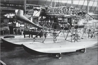  ?? DR/COLL. ALAIN PELLETIER ?? La structure du MO-1 (sur flotteur) en 1923-1924. La voilure emprunte à Junkers. Le fuselage en tubes, simplissim­e, serait revêtu de tôles lisses. Noter un poste d’équipage dans le fuselage sous la voilure.