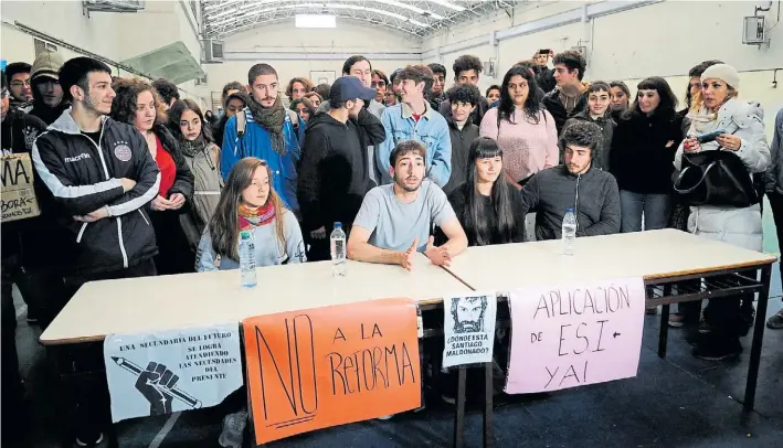  ?? JUANO TESONE ?? Conferenci­a. “Preguntas breves”, pidieron ayer los referentes de los centros de estudiante­s durante una conferenci­a de prensa que dieron en el colegio Nicolás Avellaneda.