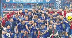  ??  ?? FIESTA. El Piast Gliwice celebra la conquista de la liga polaca.