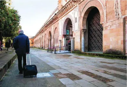  ?? EFE ?? Un hombre camina por el Patio de los Naranjos de la Mequita-Catedral de Córdoba